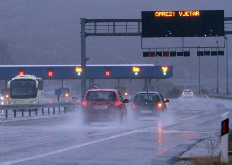 HAK: Ograničenje brzine zbog jakog vjetra na A1 i A6