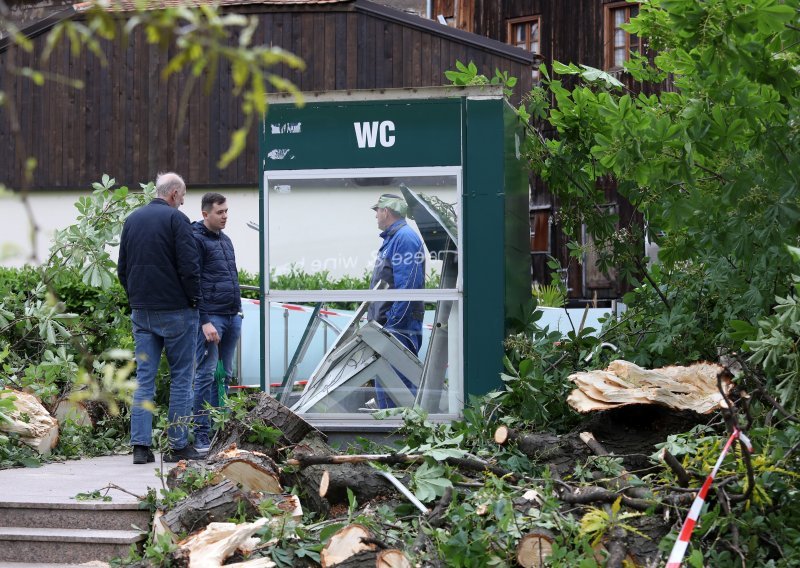 [FOTO/VIDEO] Jedno stablo palo na vozilo Hitne pomoći, drugo na javni WC u kojemu je 'zapeo' građanin