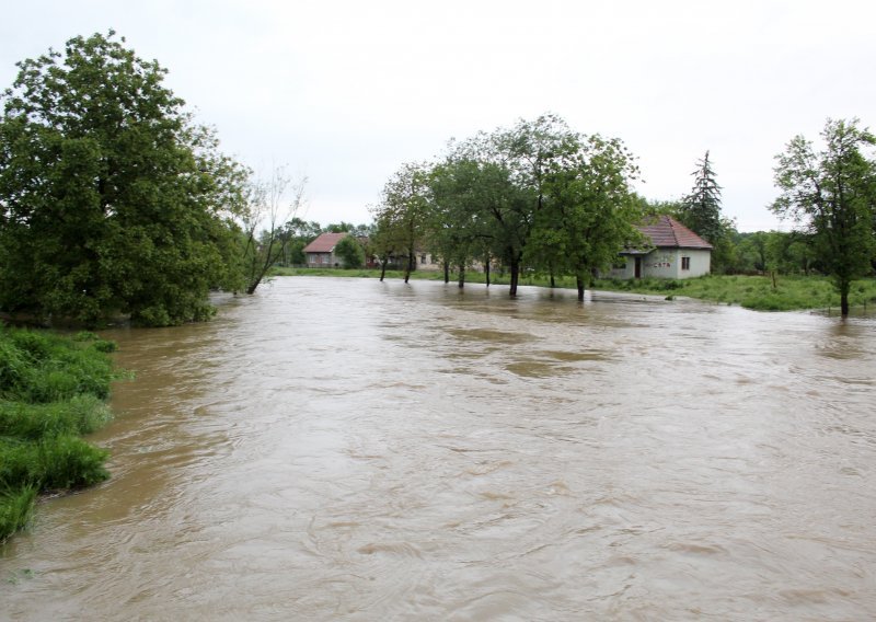 Poplave u BiH se šire, blokirane brojne prometnice, krenule i evakuacije