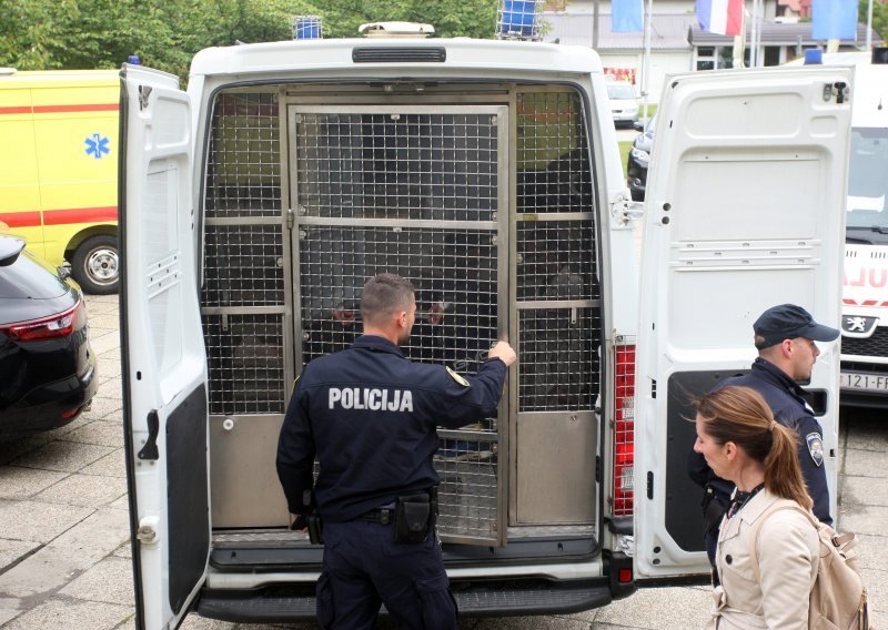 Turčin u minibusu na prijelazu Ilok krijumčario sedam osoba