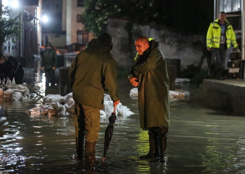 [FOTO] U Kostajnici cijelu noć trajala borba s nabujalom Unom, na snazi i dalje - izvanredno stanje