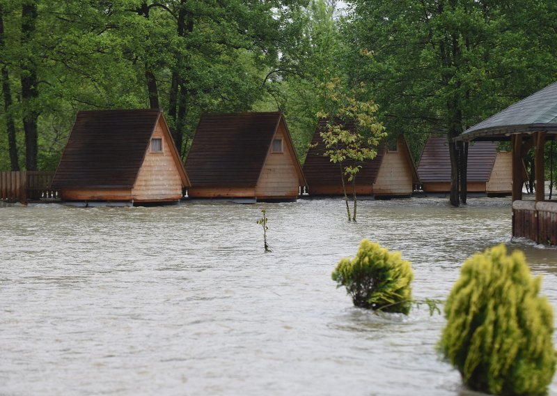 Pod vodom su već mnoge vikendice: Ponovno buja Una kod Kostajnice, Sava u Jasenovcu na 805 cm