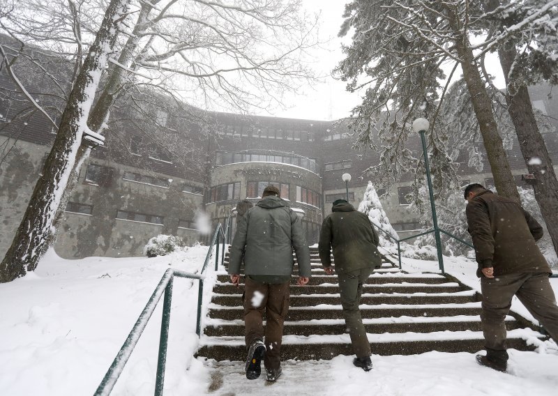 Sljeme zove na zimske radosti, ali gore mogu samo hitne službe: Na cestu palo više od 500 stabala