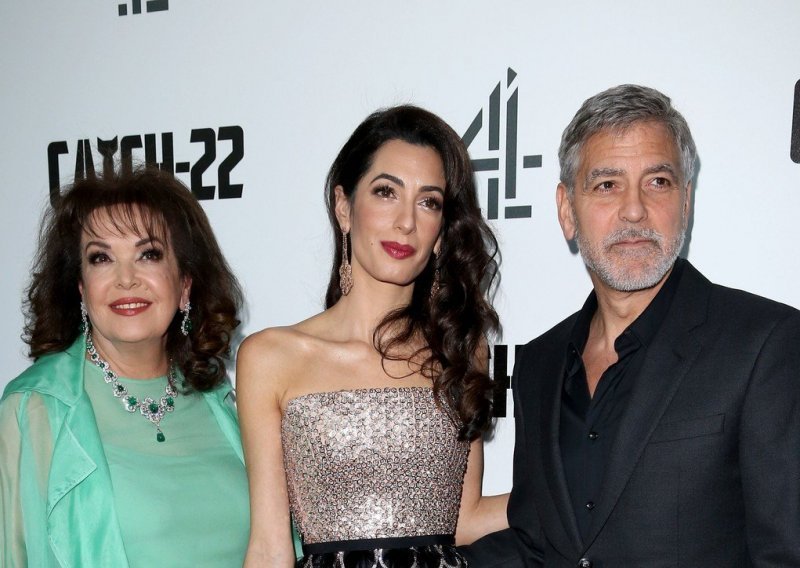 George Clooney u drugom planu pored glamurozne punice i zgodne supruge