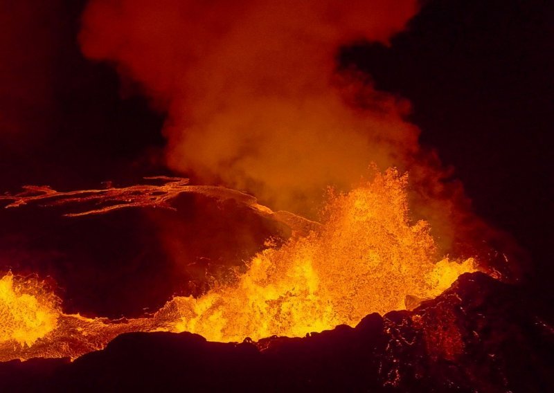 Na Baliju erumpirao vulkan, otkazani brojni letovi