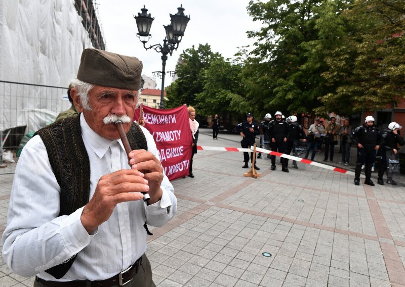 [FOTO] Evo kako je izgledao prosvjed protiv Parade ponosa u Novom Sadu