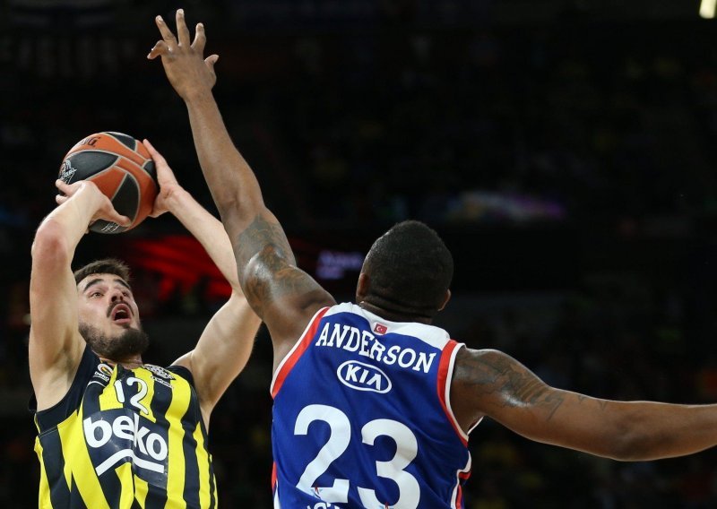 Anadolu Efes našeg Krune Simona razbio Fenerbahče i ušao u finale