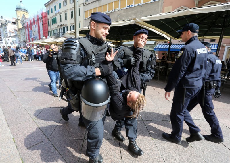 Interventna policija privela aktiviste koji su prepriječili put Hodu za život