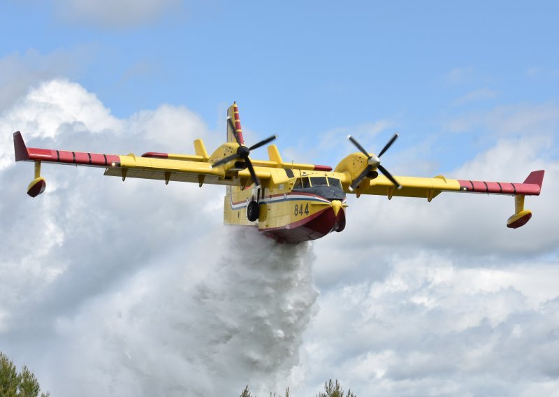 Dva air tractora i kanader gasili požar kod Šibenika