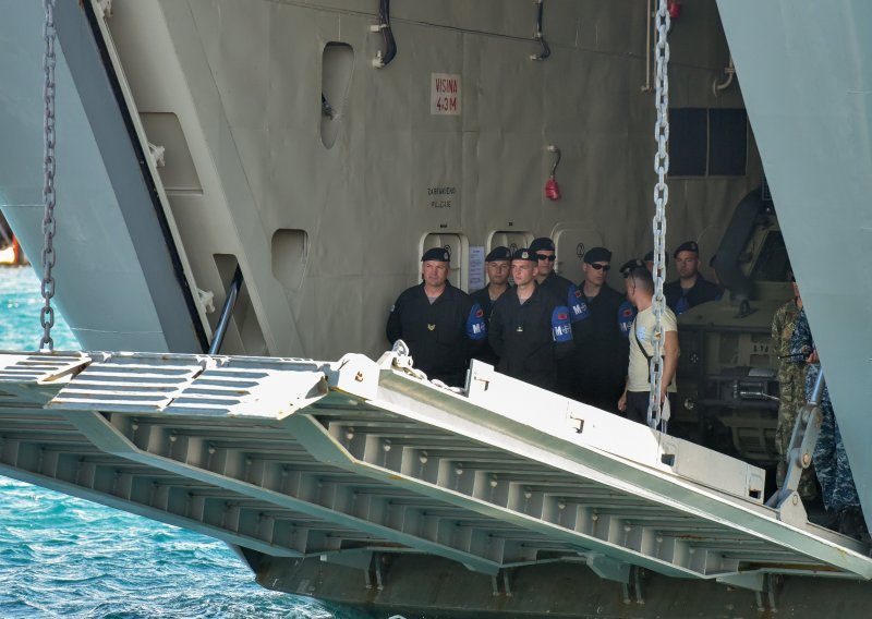 U Zadar se iskrcali vojnici Albanije i Kosova; stigli s dva desantna broda