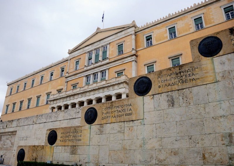 Grčki anarhisti bacili boju na zgradu parlamenta