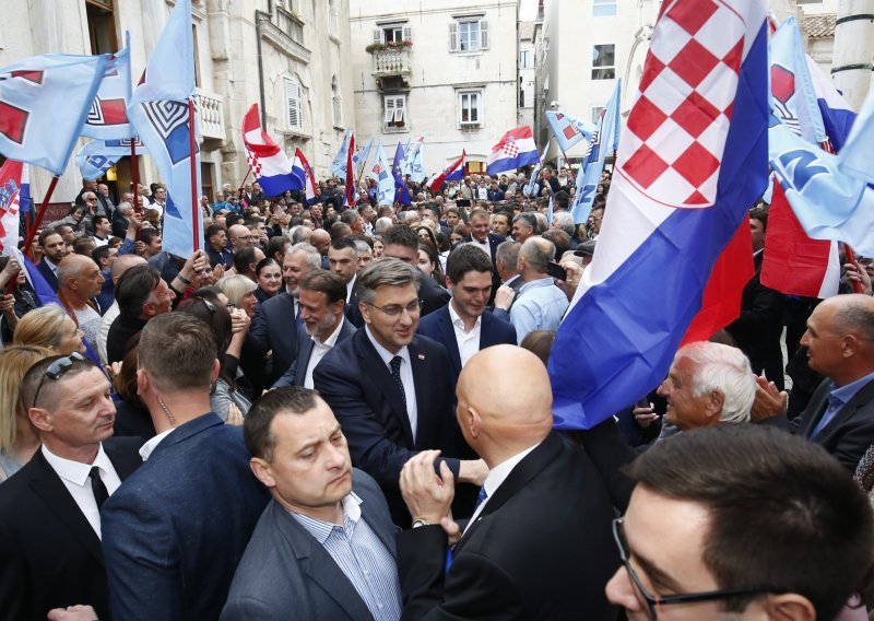 Veliki HDZ-ov skup u Splitu: Okupili se ministri, redali se govori, a na 'marginama' skupa i Kerum