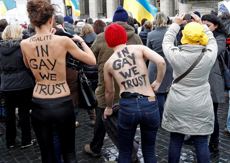 Aktivistice Femena skinule se gole na Trgu svetog Petra
