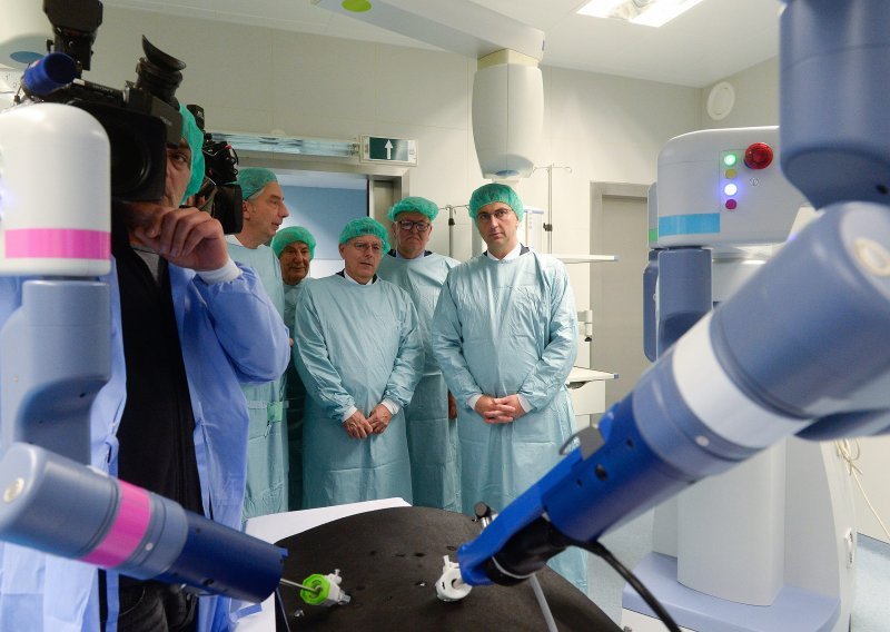 Hrvatska napokon dobila robota kirurga, obišao ga i Plenković