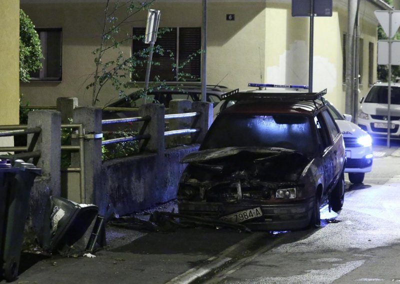 [FOTO] U Dobrilinoj ulici u Zagrebu noćas zapaljen automobil