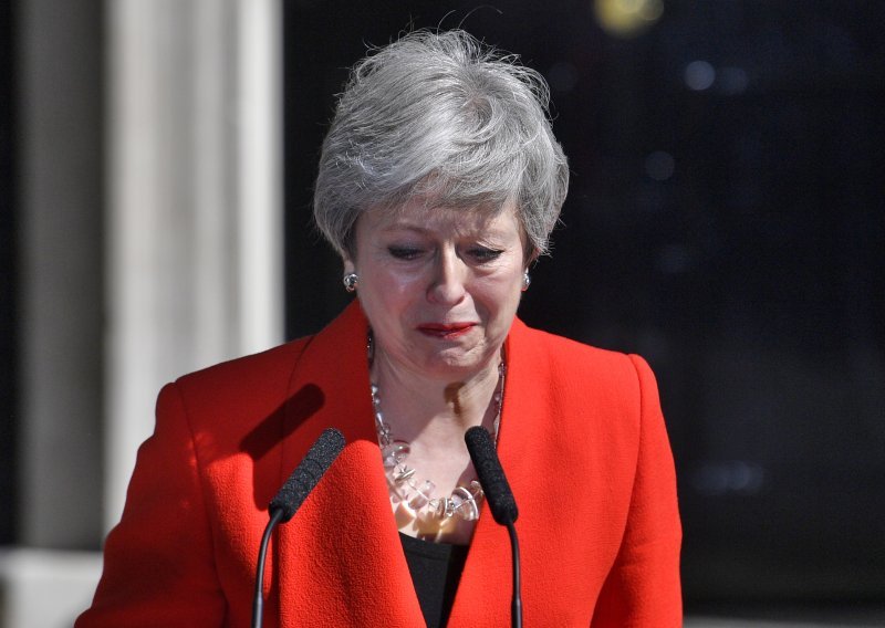 Theresa May u suzama podnijela ostavku: Nisam uspjela ostvariti Brexit
