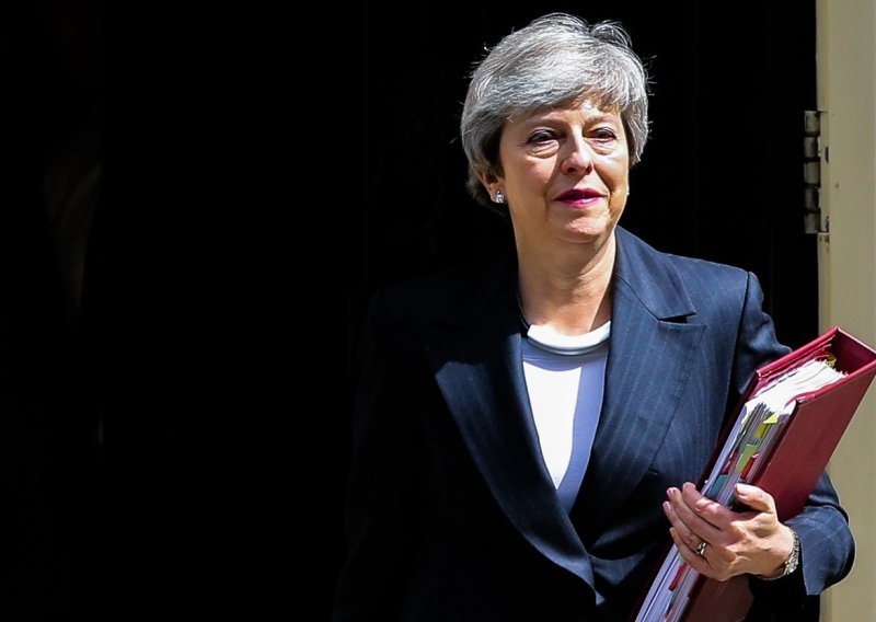 Theresa May se predomislila: Neće podnijeti ostavku dok nasljednik ne osigura podršku parlamenta