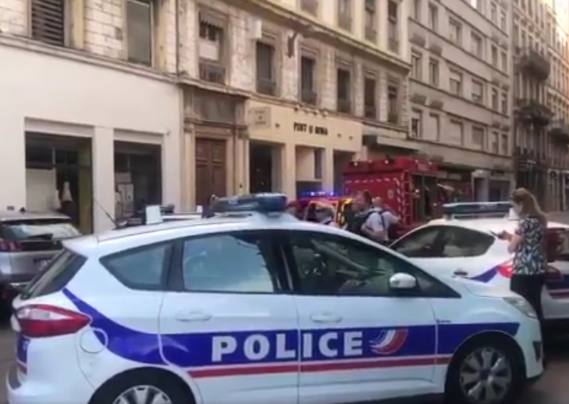 Jedna je osoba ubijena, a devetero ih je ozlijeđeno u napadu nožem u predgrađu Lyona