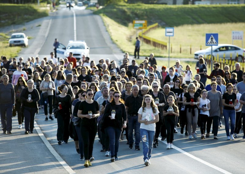 Ogorčeni stanovnici Blata blokiraju promet i bdiju za stradalu djevojčicu