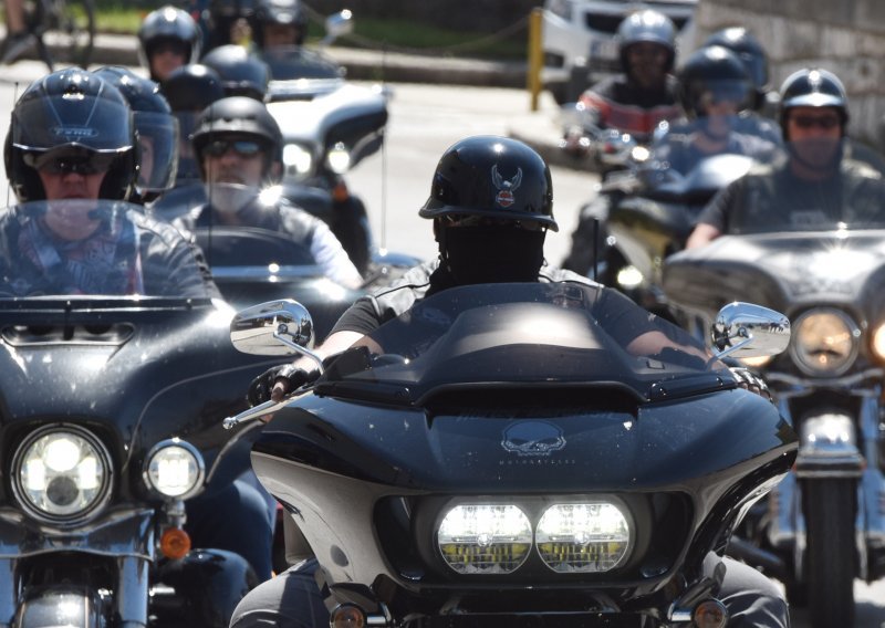 [FOTO] Njih više od 50 pod maskama i na bijesnim motorima okupiralo Šibenik