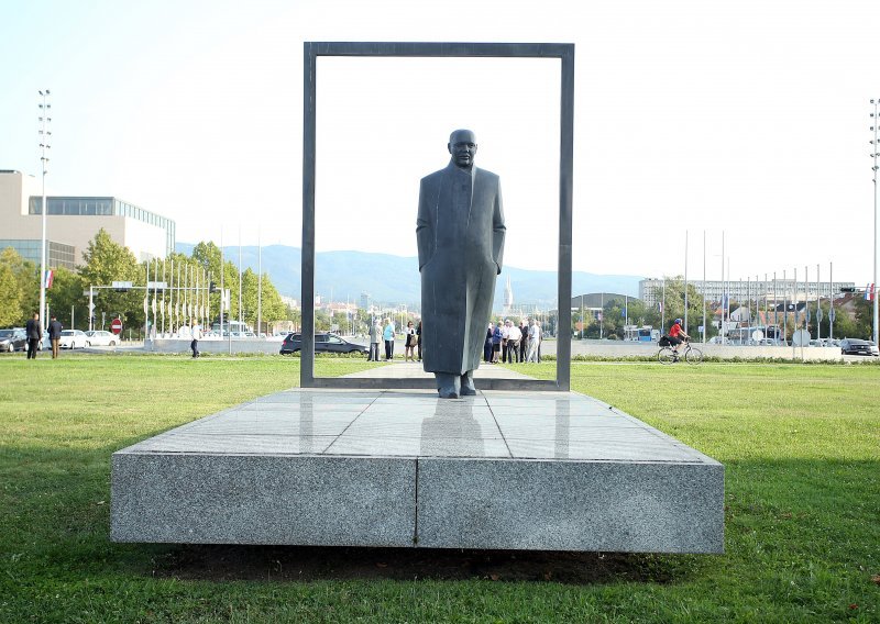 Vandali nacrtali kukasti križ na spomenik Većeslava Holjevca