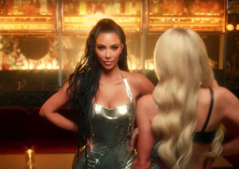 Davno joj je bila osobna asistentica, a sada vraća uslugu; Kim Kardashian kao prateća plesačica u novom spotu Paris Hilton