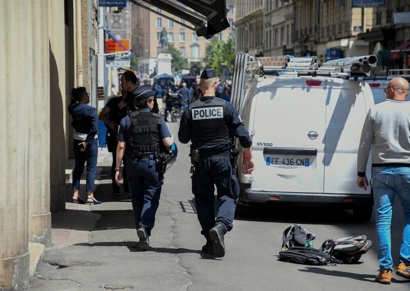 Francuska policija i dalje ne uspjeva pronaći bombaša iz Lyona