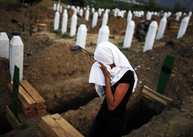 Tisuće ljudi stižu u Srebrenicu