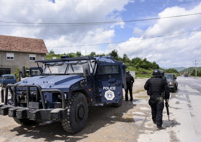 Kosovska policija uhitila dilere i policajce koji su im pomagali, srušila barikade u srpskim selima pa se povukla