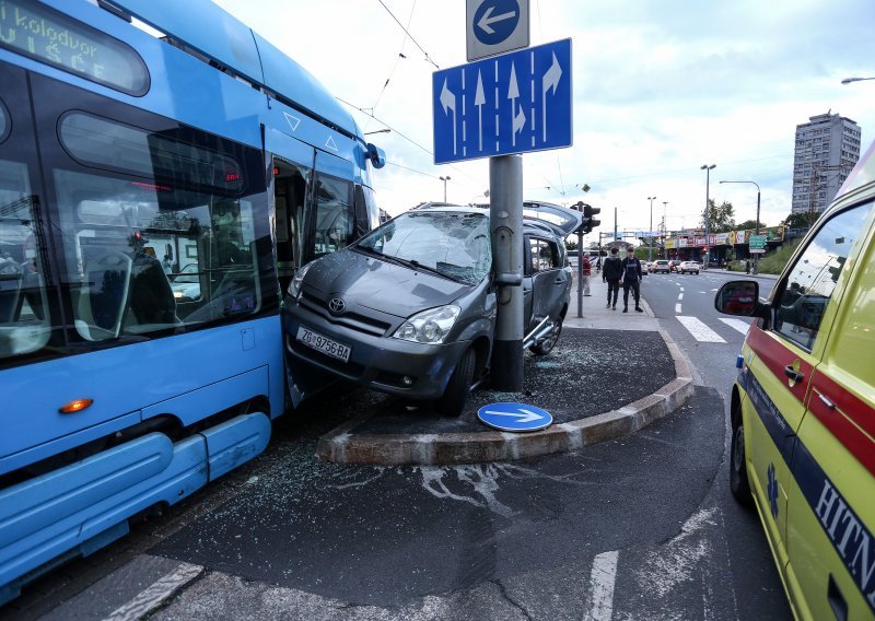 Neobična nesreća u Zagrebu: Tramvaj zgnječio automobil uz stup