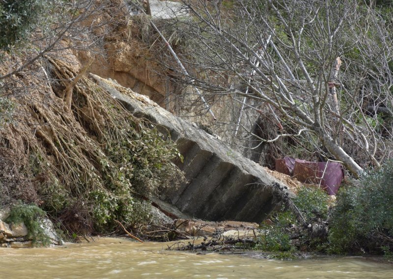 HAK upozorava na odrone, ceste su vlažne i skliske diljem Hrvatske