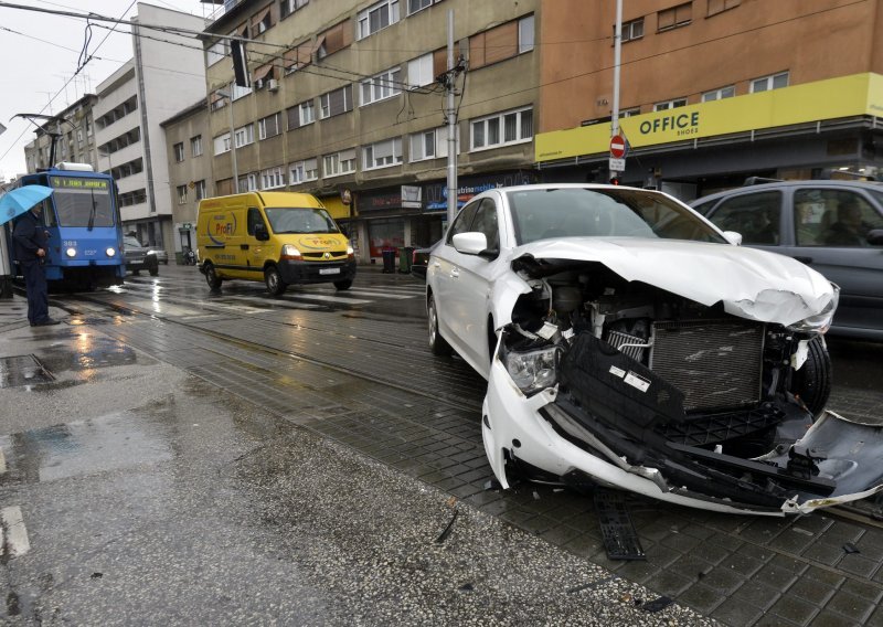 Kaos na zagrebačkoj Trešnjevci; sudar na prometnom raskršću izazvao nevjerojatnu gužvu