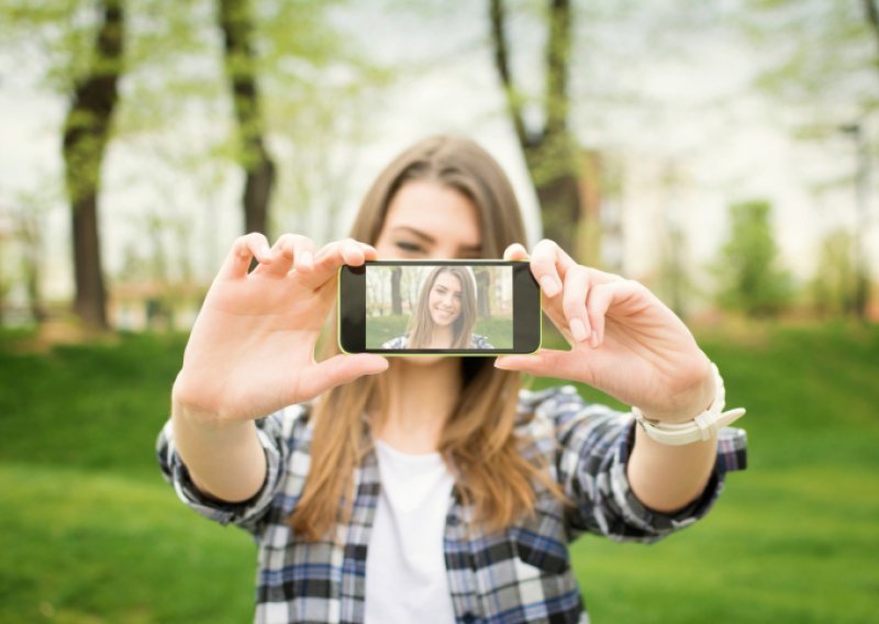 Zanima li vas kako snimiti savršen selfie? Evo kako!