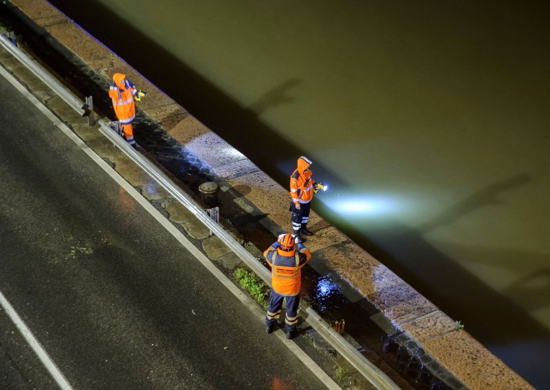 Južnokorejski ronioci pokušavaju doći do potopljenog turističkog broda u Budimpešti