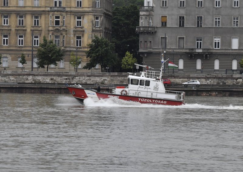 [FOTO] U sudaru se prevrnuo turistički brod u Budimpešti, najmanje sedam ljudi poginulo, traga se za nestalima