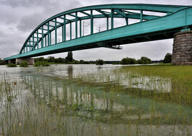 Sava se u Zagrebu izlila iz korita, vatrogasci noćas pune ruke posla imali i u Drnišu i Medulinu