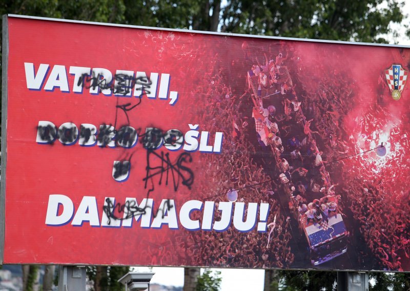 Sramota na ulazu u grad Omiš; evo što je dočekalo hrvatsku nogometnu reprezentaciju