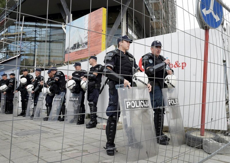 Beogradska policija zatvorila ulicu u kojoj je bačena bomba, uništeno šest automobila