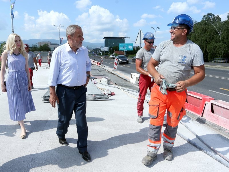 Bandić obišao radnike na Mostu slobode i počastio ih ćevapima