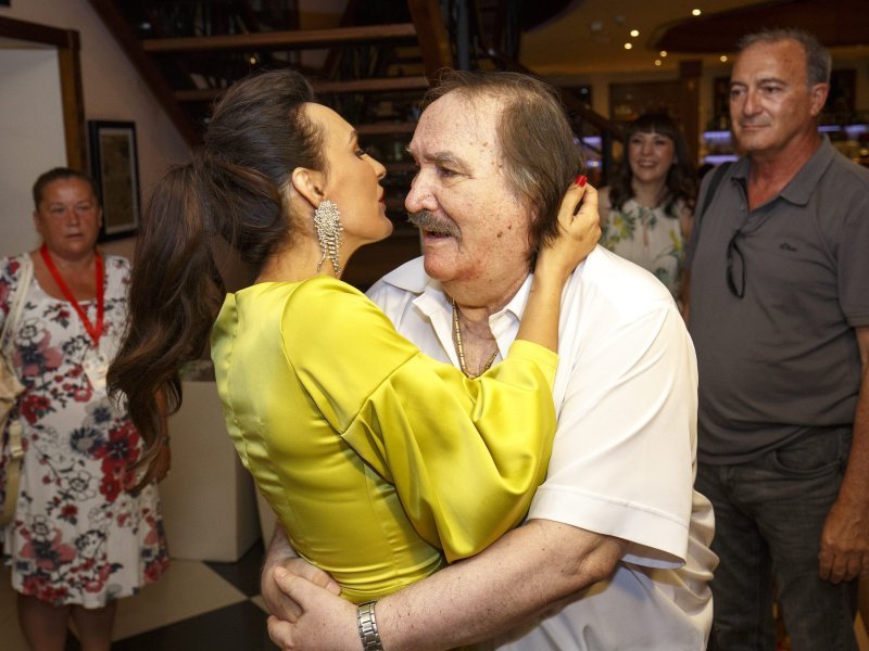 Večer posvećena Miši Kovaču: Splićani i njihovi gosti pjevali najveće ...