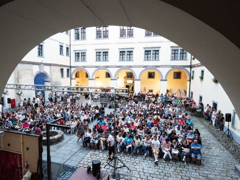 Čakovec: U sklopu Ljeta u gradu Zrinskih u atriju starog grada predstava Cabaret preko veze