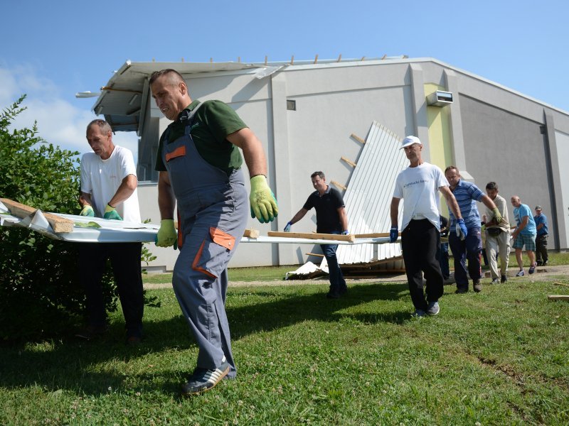 Pitomača: Olujni vjetar iščupao kompletno krovište školske dvorane