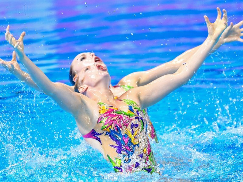 Плавание и спортивная гимнастика. Фигура синхронное капля. Синхронистки выталкивают. Синхронисткам запрещено отталкиваться от бортика.