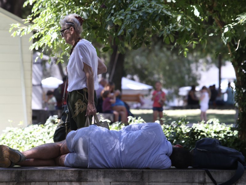 Split: Turisti i građani osvježenje potražili u hladu i na fontanama