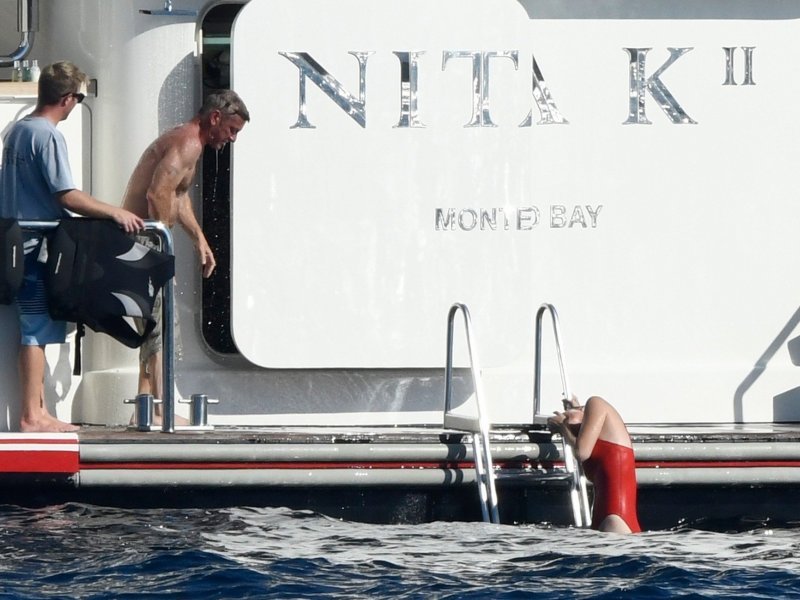 Leonardo DiCaprio i Camila Morrone krstare obalom sa Seanom Pennom i njegovom novom djevojkom Leilom George