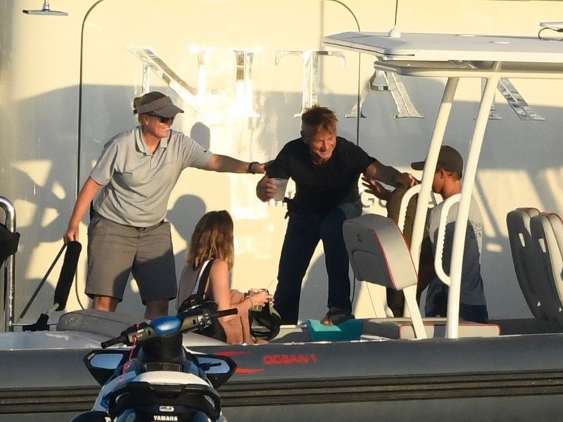 Leonardo DiCaprio i Camila Morrone krstare obalom sa Seanom Pennom i njegovom novom djevojkom Leilom George
