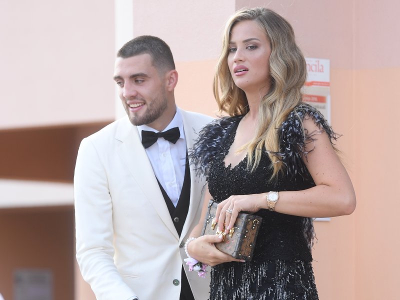 Dotjerani Cak I Za Plazu Mateo I Izabel Kovacic Izgledaju