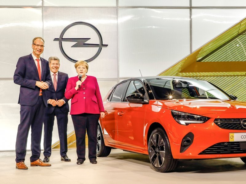 Opel na IAA Frankfurt 2019. - njemačka kancelarka Angela Merkel i Michael Lohscheller, direktor Opela ispred Corse-e