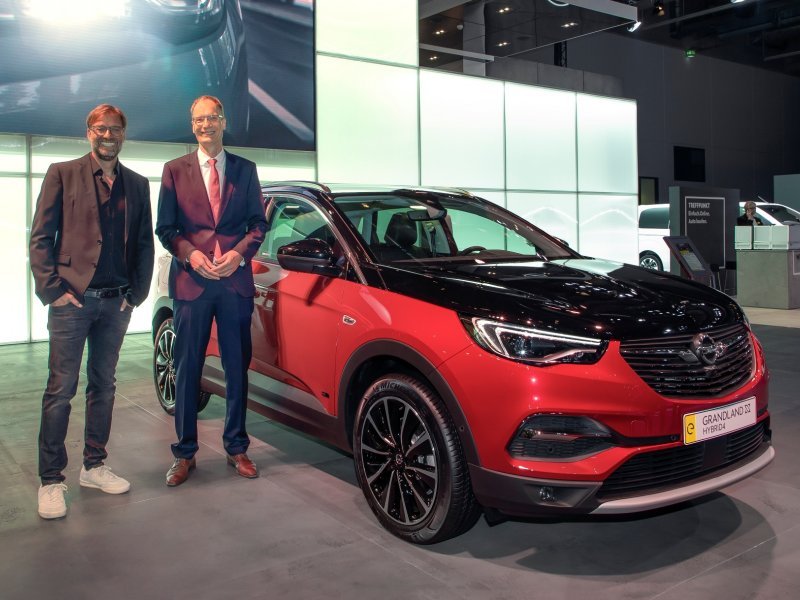 Opel na IAA Frankfurt 2019. - Michael Lohscheller i Juergen Klopp ispred modela Opel Grandland X Hybrid4