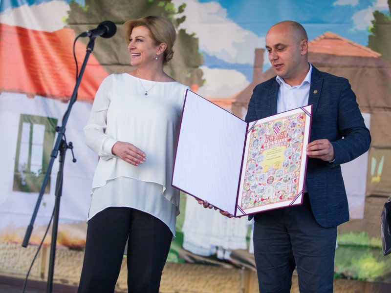 Predsjednica u Vinkovcima ponovila modnu kombinaciju iz Šibenika